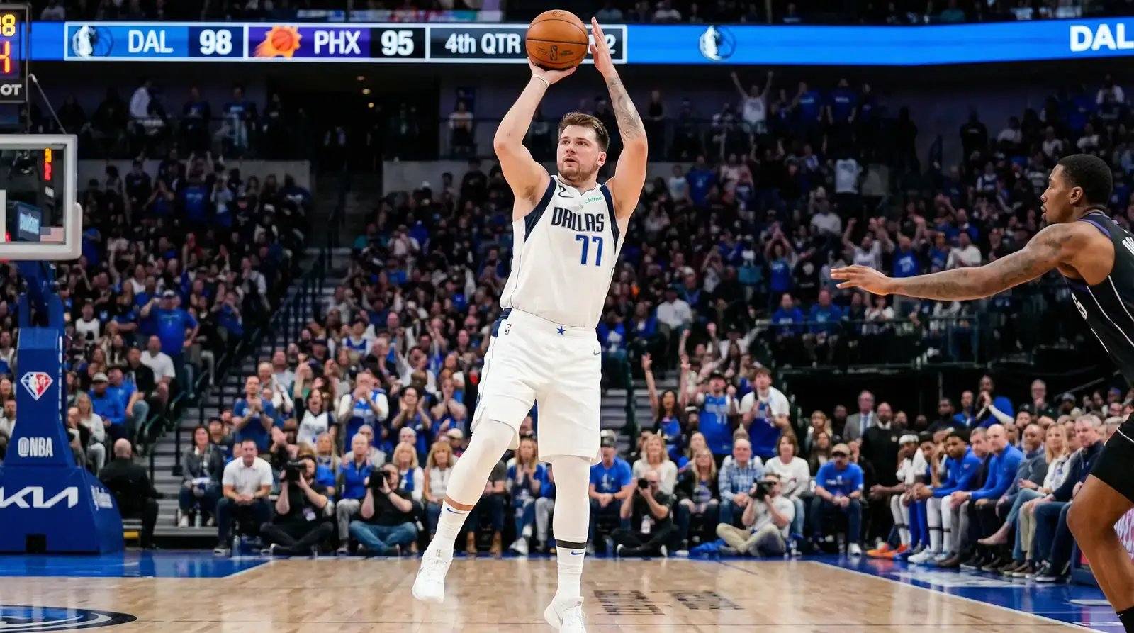Jogador NBA a lançar um triplo da linha de três pontos durante um jogo