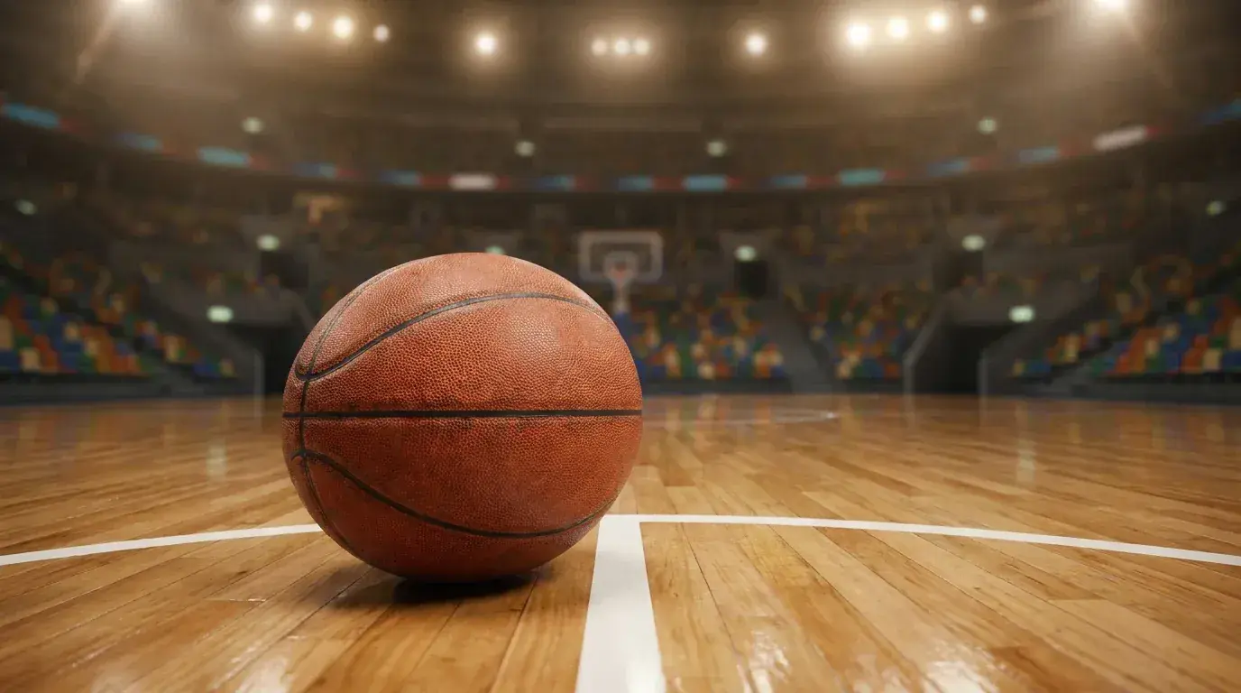Bola oficial de basquetebol pousada na linha de meio-campo de um pavilhão NBA vazio