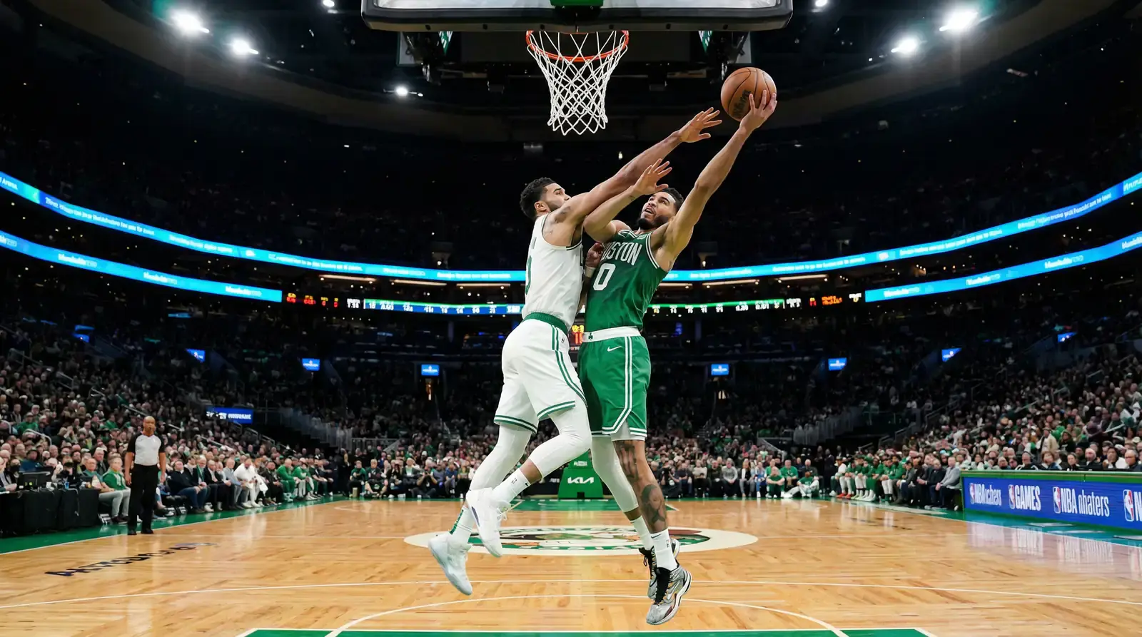 Jogadores NBA a disputar uma jogada sob o cesto durante um jogo intenso