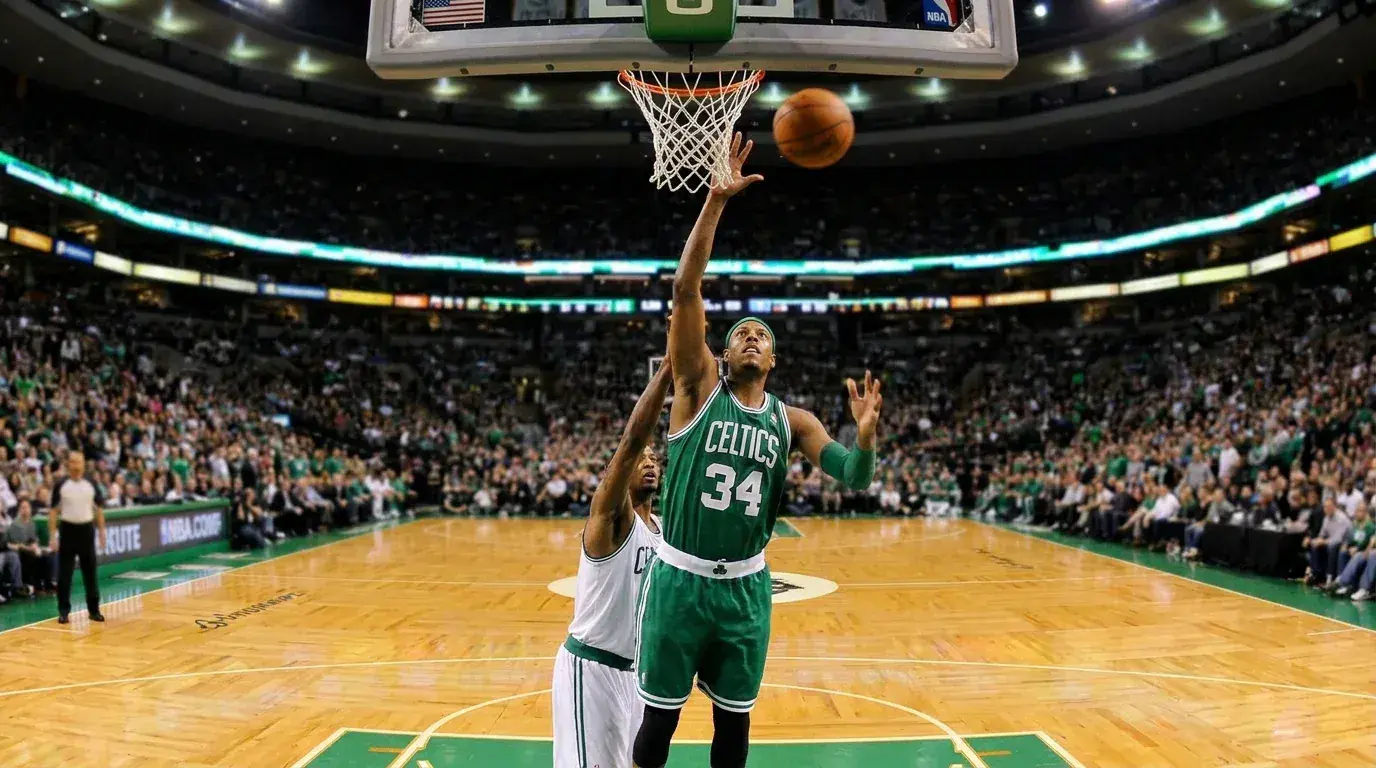 Jogador poste de basquetebol NBA a saltar para um ressalto defensivo num pavilhão profissional
