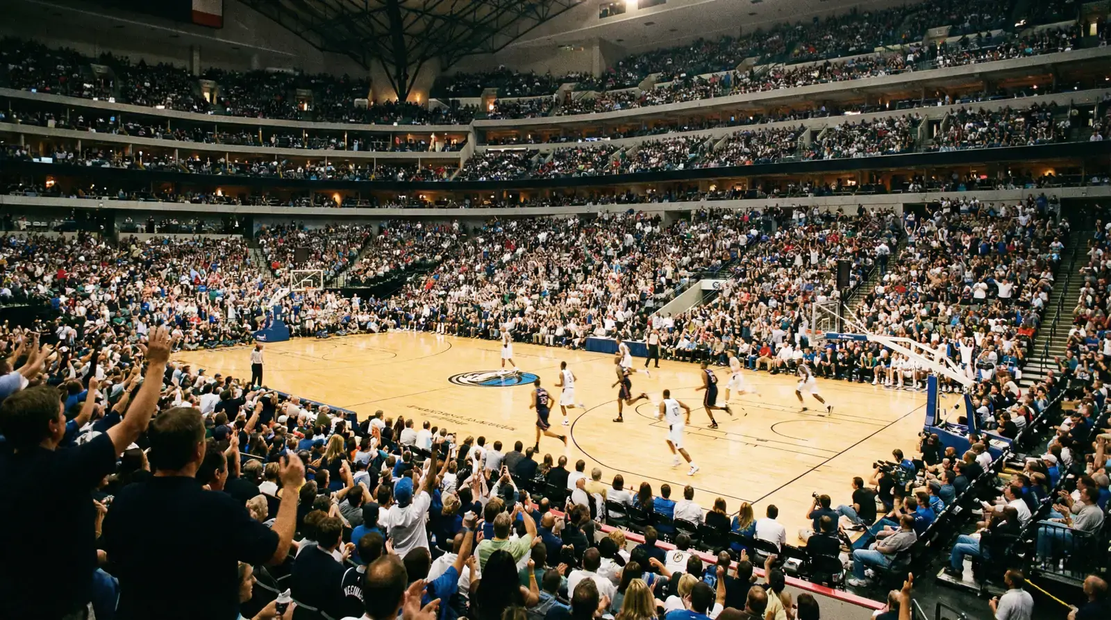 Pavilhão NBA cheio durante um jogo em directo visto da bancada superior