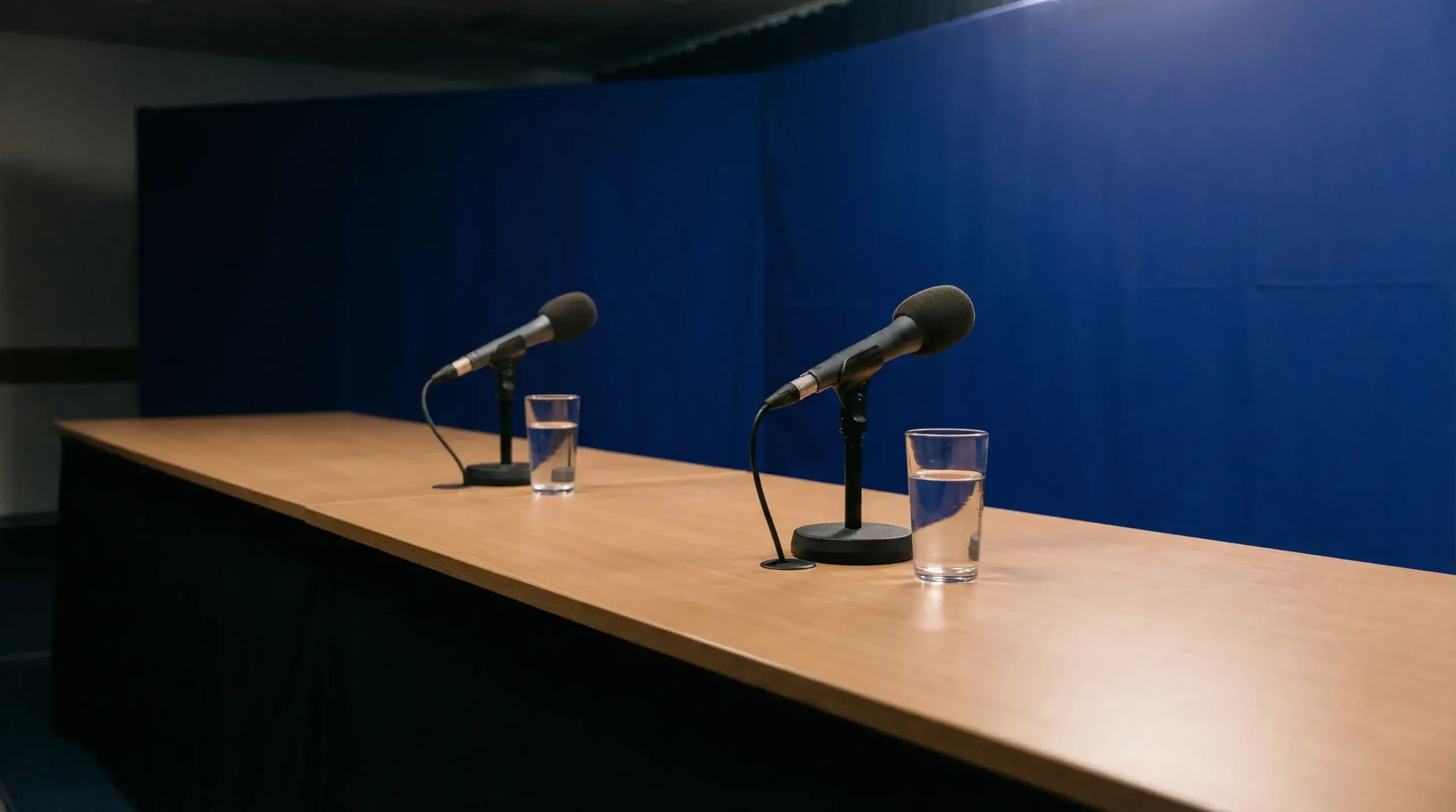 Mesa de imprensa oficial da NBA com o logótipo da liga visível ao fundo durante uma conferência
