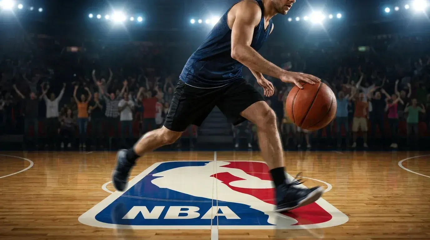 Base de um jogador de basquetebol NBA a conduzir a bola em transição rápida pelo meio campo