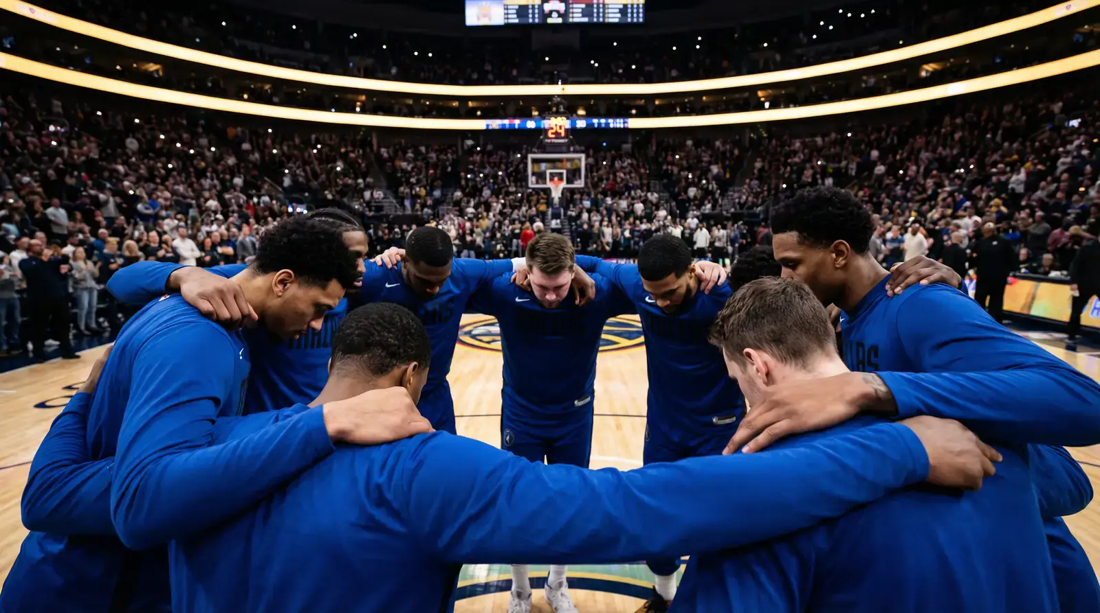 Equipa de basquetebol NBA em círculo no centro do campo antes de um jogo dos playoffs